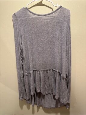 • gray ruffle raw hem long sleeve tunic top •